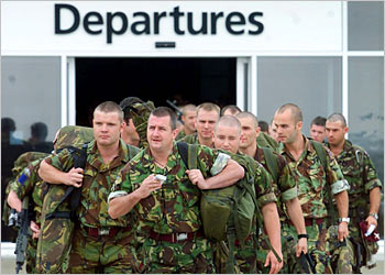 جنود بريطانيون يغادرون قاعة السفر في قاعدة برايز نورتون البريطانية استعداداً للتوجه إلى مقدونيا