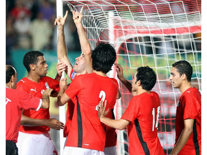 epa01784400 Egypt's Mohamed Aboutrika (2-L) celebrates his second goal against Rwanda during their African Zone World Cup 2010 qualifying soccer match, Egypt vs Rwanda,