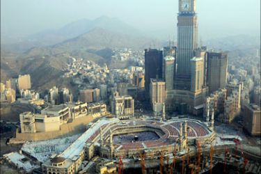 r_A general view of the Grand Mosque (C), with the Mecca Clock at rear, during the Muslim month of Ramadan in the holy city of Mecca August 31, 2010