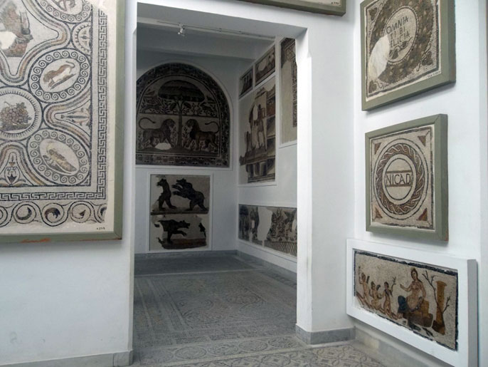 ‪المتحف يضم العشرات من لوحات الفسيفساء التاريخية‬ (الجزيرة نت)