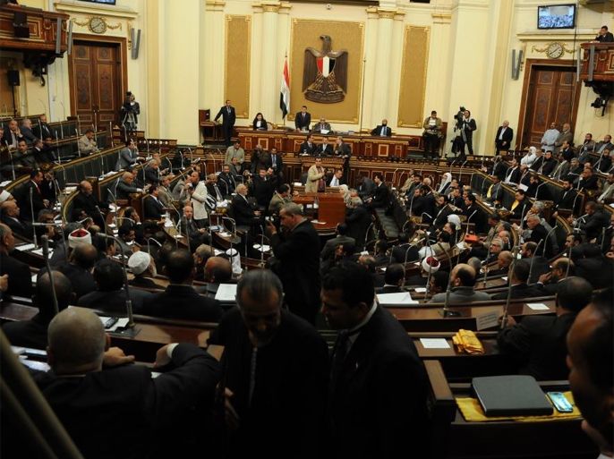 حل البرلمان يثير أزمة بين الإخوان والعسكري
