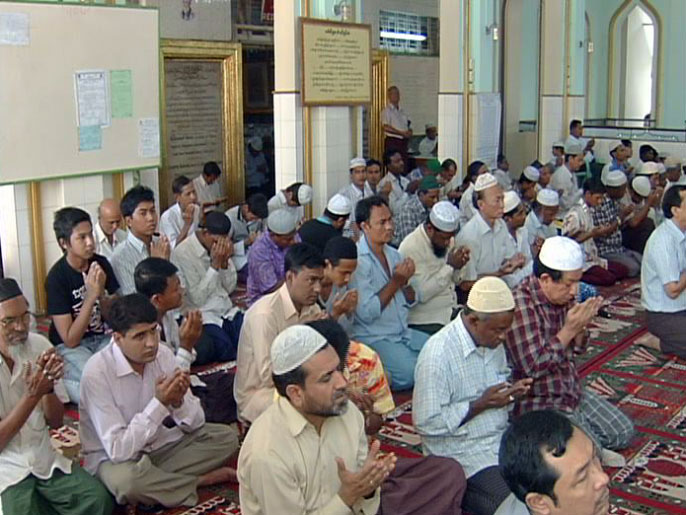 الدعاء أمل مسلمي ميانمار بالخلاص (الجزيرة)