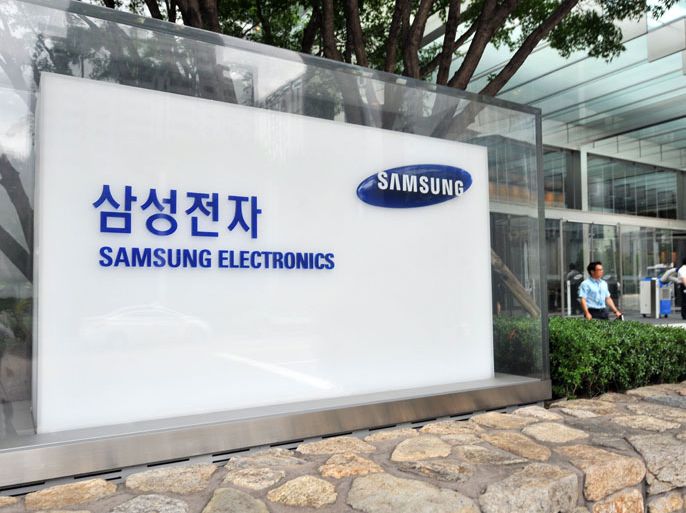 JYJ031 - SEOUL, -, REPUBLIC OF KOREA : A logo of Samsung Electronics is seen in front of its main building in Seoul on August 24, 2012. A Seoul court ruled on August 24, 2012 that Apple and Samsung had infringed on each other's patents on mobile devices, and ordered a partial ban on sales of their products in South Korea. AFP PHOTO / JUNG YEON-JE