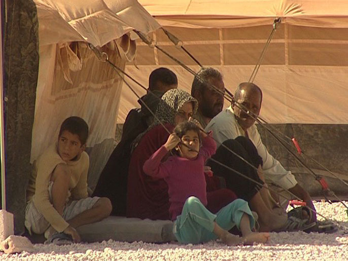 عائلة سورية خارج خيمتها بمخيم الزعتري