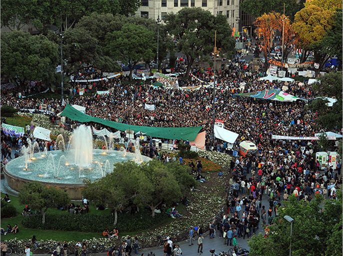 general view of the catalunya square in barcelona on may 20, 2011 during a protest against spain's economic crisis and its sky-high jobless rate. calling for "real democracy now," the protests popularly known as (الفرنسية)