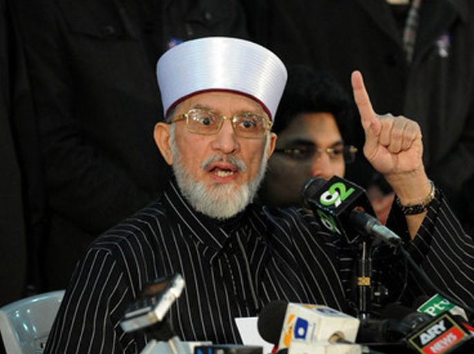epa03531104 Tahirul Qadri, a prominent religous scholar talks during a press conference as he announces a long march against electoral reforms, in Lahore, Pakistan, 11 January 2013. Qadri, who returned to the country after a long time, called for a march to capital Islamabad as the government failed to begin electoral reforms within the dead line given by him. EPA/RAHAT DAR