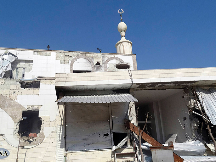 ‪تدمير أحد مساجد داريا بريف دمشق جراء قصف جيش النظام العشوائي‬ (رويترز)