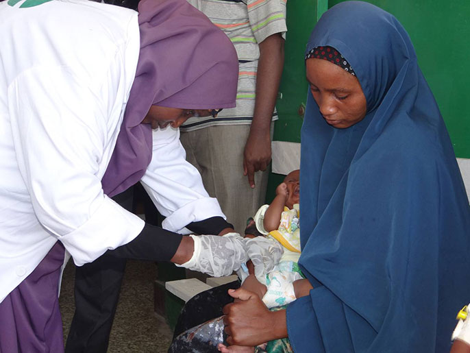 ‪طفل خلال تطعيمه في مستشفى بنادر للأمومة والطفولة في مقديشو‬ (الجزيرة)