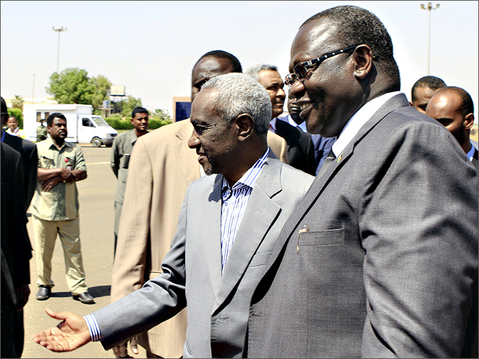 مشار وعلي عثمان طه نائب الرئيس السوداني (الفرنسية-أرشيف)