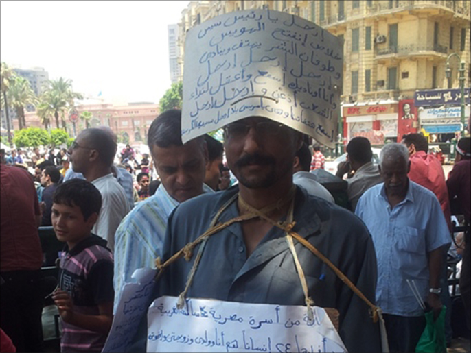 ‪‬ رجل يبعث رسالة إلى مرسي من التحرير(الجزيرة)