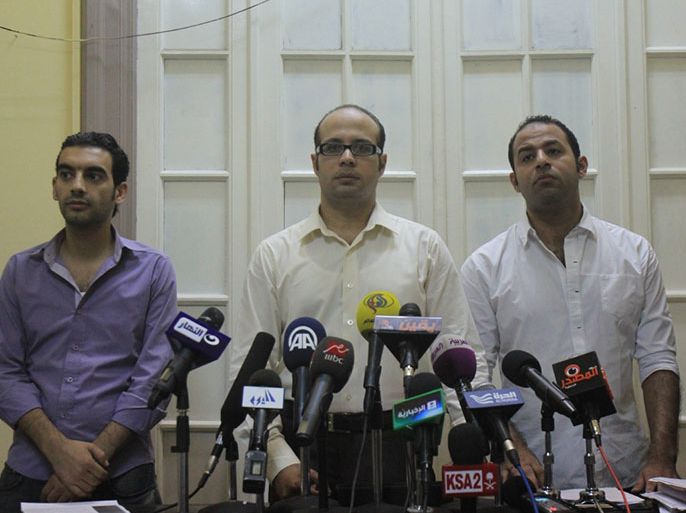 أحمد ماهر (وسط) في احدى المؤتمرات الصحفية لحركة 6 أبريل