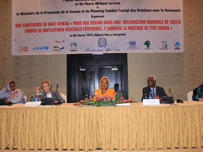 سيدة جيبوتي الاولى في الوسط على يمينها وزير العدل ويسارها وزيرة الخارجية الايطالية في الجلسة الافتتاحية للمؤتمر