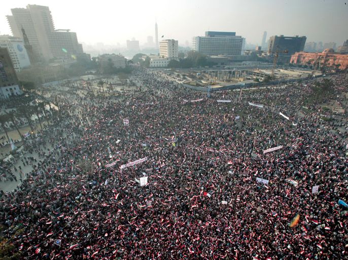 epa04041415 A general view shows Egyptians supporting the army and its Defense Minister Abdel Fattah al-Sissi, as they continue to gather in bigger numbers to celebrate the anniversary of the 25th January 2011 revolution, at Tahrir square, Cairo, Egypt, 25 January 2014. Increased security was visible across Cairo as Egyptian officials prepared for rival political groups holding rallies to mark the third anniversary of the start of the 2011 uprising that forced out former president Hosni Mubarak. Security forces were deployed around major squares and outside key state installations, one day after a series of bomb attacks targeted police facilities in the Egyptian capital, killing six people and injuring more than 80. EPA/AMEL PAIN