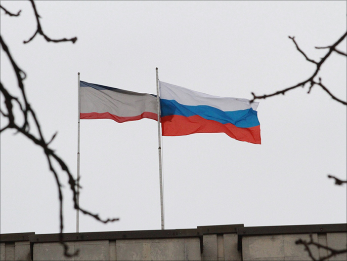 العلم الروسي فوق مبنى البرلمان القرمي بعد ضم شبه الجزيرة (الجزيرة-أرشيف)