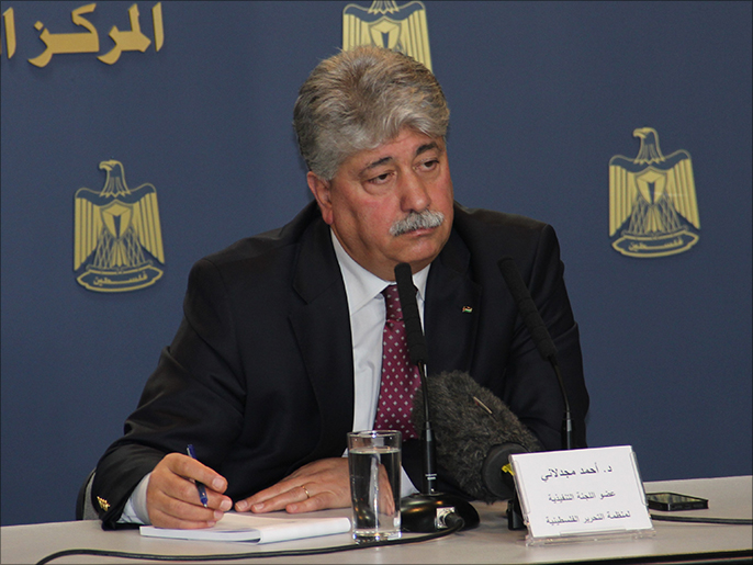 ‪أحمد مجدلاني: المجلس سيقرر مستقبل العلاقة التعاقدية مع إسرائيل‬ (الجزيرة)
