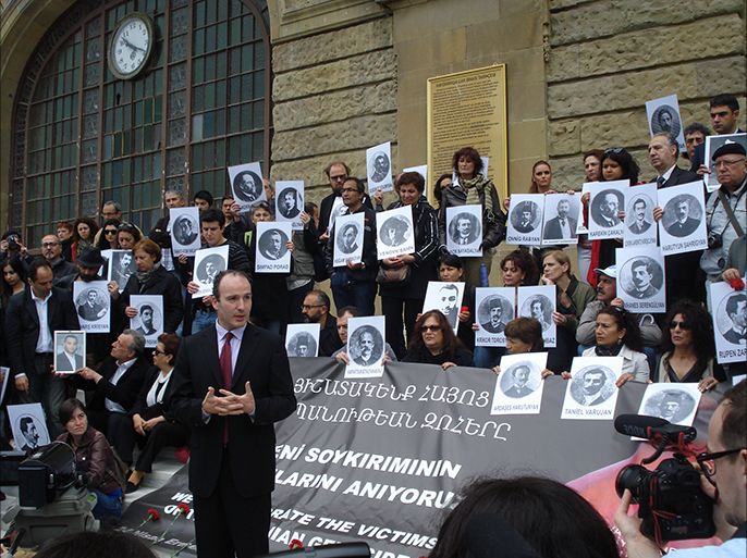 النشطاء الأرمن أمام محطة قطار حيدر باشا 2