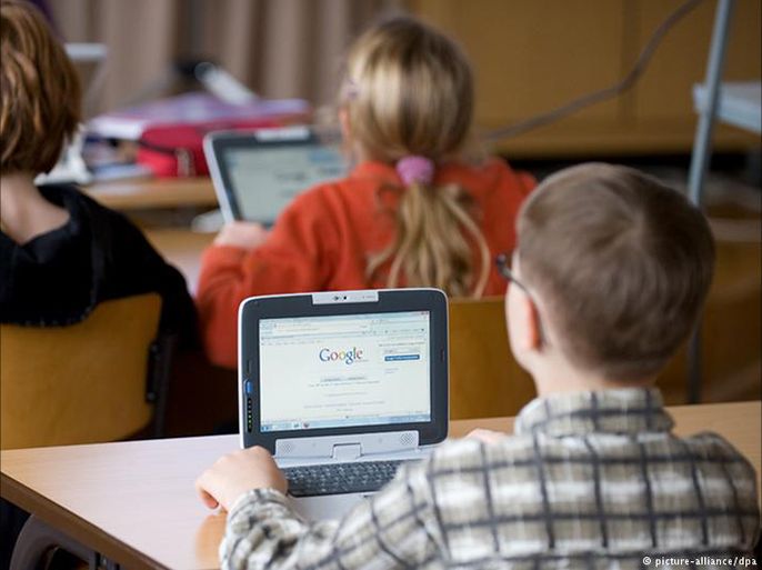 أعلنت شركة غوغل، عملاق شركة البرمجيات على الإنترنت، عن خدمة جديدة تسمى بـ"غوغل كلاسروم": وهي منصة جديدة لمساعدة المعلمين والطلاب في تنظيم مهامهم باستخدام بريد غوغل الإلكتروني ومحرر مستندات وميزات صوتية ومحرك جديد.