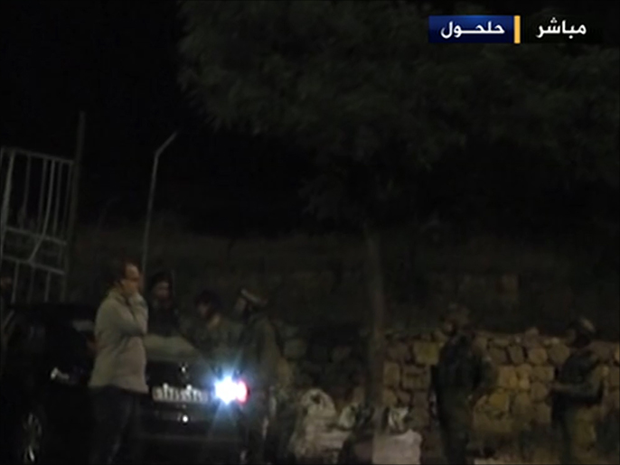 قوات الاحتلال الإسرائيلي أغلقت بلدة حلحول وأعلنتها منطقة عسكرية (الجزيرة)
