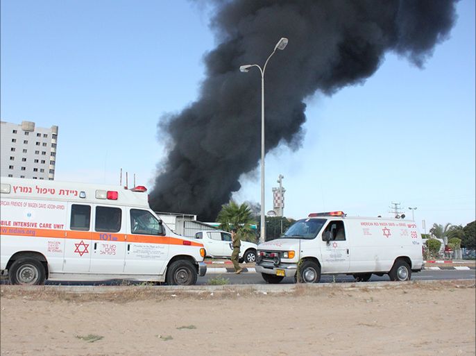 أعمدة الدخان تتصاعد ببلدة اشدود عقب سقوط صاروخ من غزة