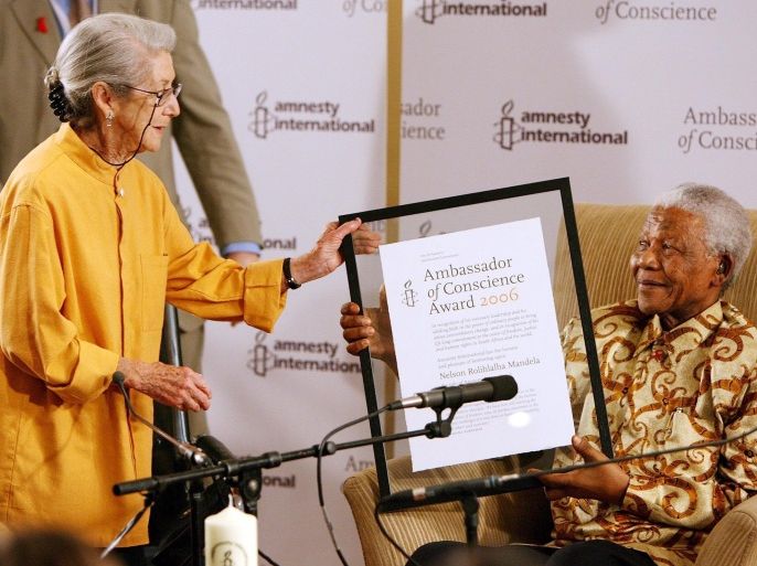 (FILE) A file photo dated 01 November 2006 showing former South African President and Nobel Peace Laureate Nelson Mandela (R) smiling as he receives the Amnesty International Ambassador of Conscience Award from Nobel Literature Laureate Nadine Gordimer (L) in Johannesburg, South Africa. Media reports on 14 July 2014 state Nadine Gordimer died in Johannesburg, South Africa. Gordimer died at her home, aged 90. EPA/JON HRUSA *** Local Caption *** 00853237