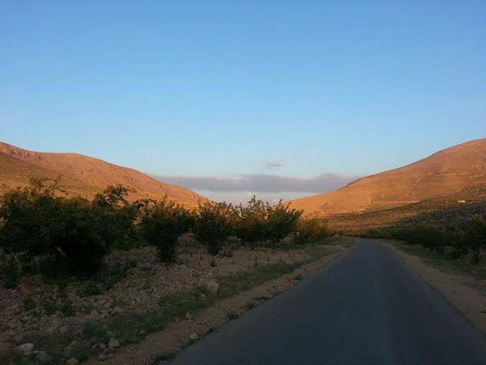 ‪الطريق بين الحدود اللبنانية والسورية‬ الطريق بين الحدود اللبنانية والسورية (الجزيرة)