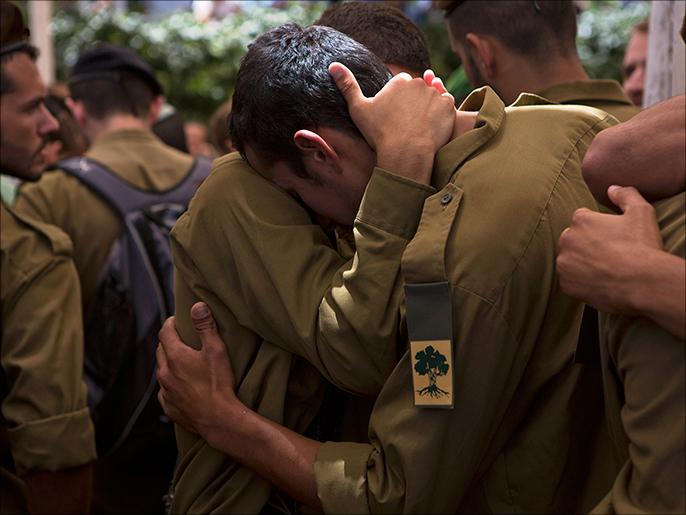 جنود إسرائيليون خلال جنازة زميل لهم قتل بنيران المقاومة الفلسطينية في قطاع غزة(رويترز)