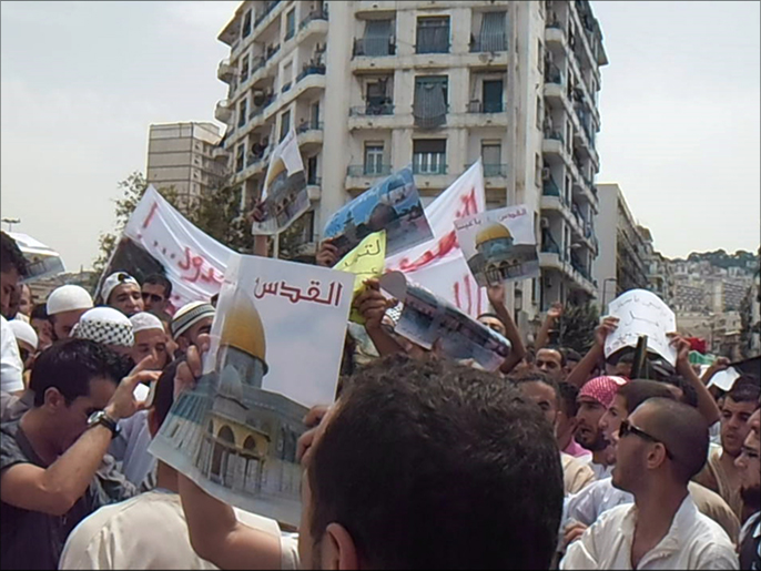 المتظاهرون انتقدوا الموقف العربي الرسمي تجاه العدوان على غزة (الجزيرة نت)
