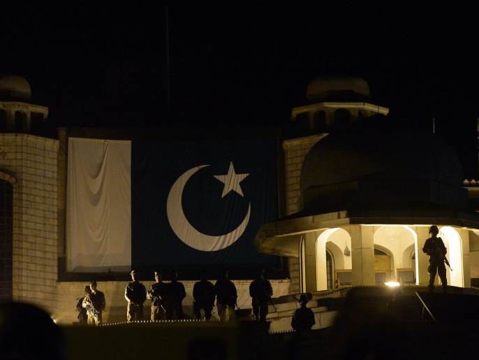 ‪جنود باكستانيون يحرسون مقر رئاسة الوزراء في العاصمة إسلام آباد‬ (غيتي/الفرنسية)