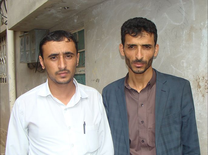 الصحفي يوسف حازب وعلى يساره زميله يوسف القحمي الذين اعتقلا من الحوثيين في عمران