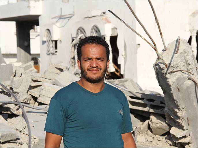 عمر يعتبر أن صمود أصحاب المنازل المدمر تحدٍ للاحتلال (الجزيرة)