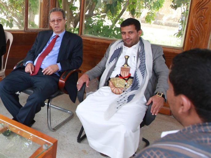 UN envoy to Yemen Jamal Benomar (2nd from L) meets with Shiite Huthi rebel representatives upon his arrival in the rebel stronghold of Saada on September 17, 2014, for talks in an effort to end the country's latest political crisis. Benomar's unexpected trip comes after failure to hammer out a deal between President Abdrabuh Mansur Hadi and rebels seeking greater political clout, whose supporters have camped out across and around the capital Sanaa for weeks. AFP PHOTO / MOHAMMED HUWAIS
