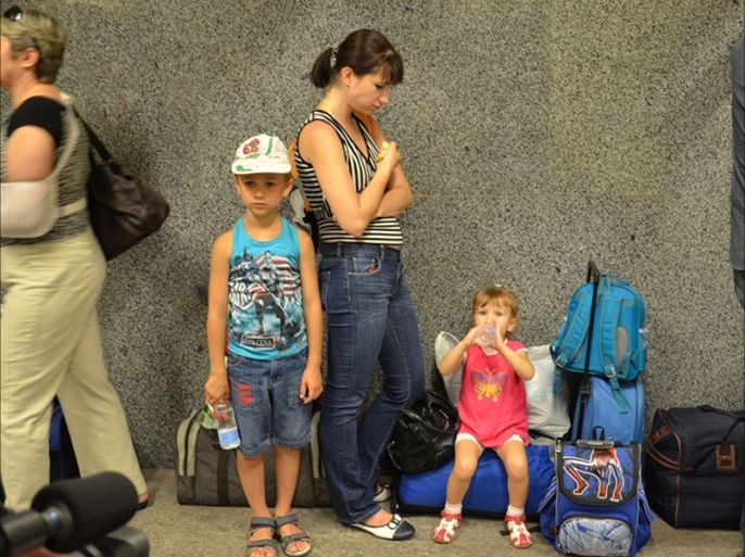 أطفال ينتظرون القطار مع ذويهم للنزوح عن مدينة دونيتسك شرق أوكرانيا - سبق إرسالها