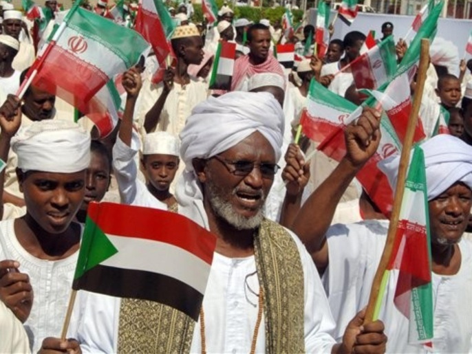 سودانيون يحتفلون بزيارة الرئيس الإيراني السابق نجاد عام 2011 (أسوشيتد برس)