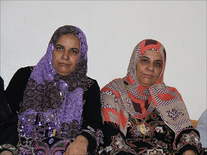 ‪الشقيقتان فايزة وعطاف قلقتان من مشاق‬ السفر عبر معبر رفح (الجزيرة)