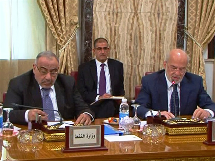 وزير النفط عادل عبد المهدي (يسار) ووزير الخارجية إبراهيم الجعفري (الجزيرة)
