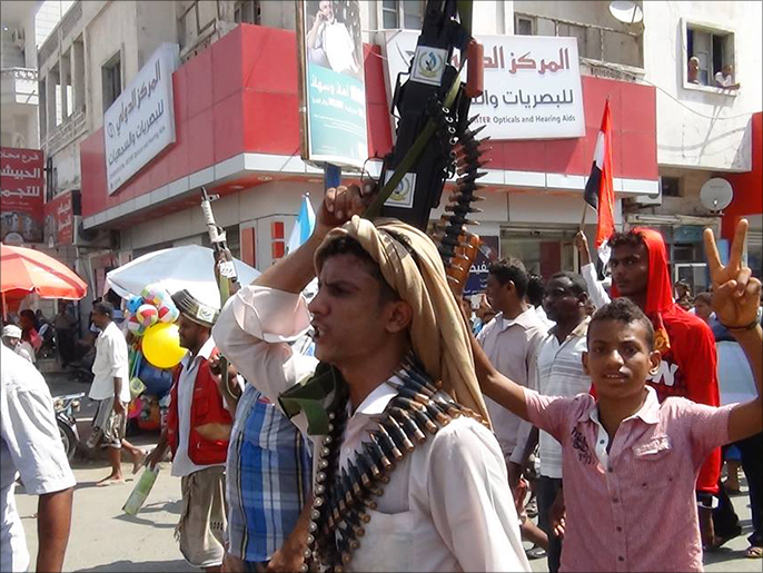 ‪مظاهرة في الحديدة تطالب بخروج الحوثيين‬ (الجزيرة)