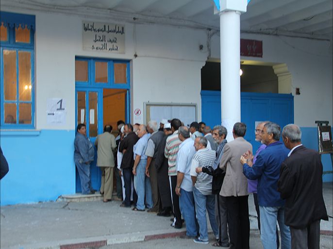 اصطف الناخبون التونسيون صباح اليوم الأحد في طوابير أمام مراكز الاقتراع للإدلاء بأصواتهم في الانتخابات التشريعية