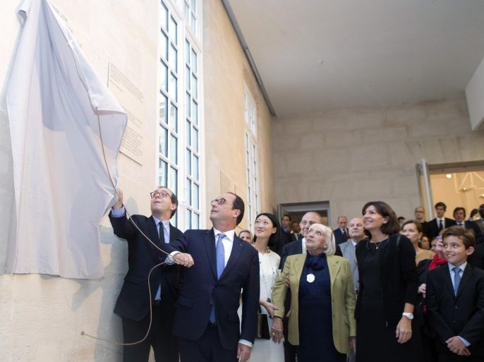 Picasso Museum director museum director Laurent Le Bon (L) and French President Francois Hollande (2nd L) unveil a plaque, flanked by French Culture minister Fleur Pellerin (3rd L), Maya Picasso (C), daughter of Pablo Picasso, and mayor of Paris Anne Hidalgo (R), during the inauguration of the Picasso Museum in Paris on October 25, 2014, as it re-opens after five years of renovation. The collection of the Picasso Museum is displayed in the Hotel Sale in Paris' Marais district, which has been extensively modernised and more than twice its previous size. AFP PHOTO / POOL / JACQUES BRINON