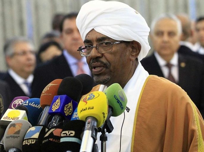 Sudan's President Omar al-Bashir (R) speaks during a joint news conference with Egypt's President Abdel Fattah al-Sisi in Khartoum June 27, 2014. REUTERS/Mohamed Nureldin Abdallah (SUDAN - Tags: POLITICS)