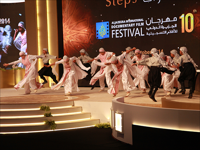 ‪فرقة الكوفية الفلسطينية قدمت رقصات تعبيرية بليلة المهرجان الأخيرة‬ (الجزيرة نت)