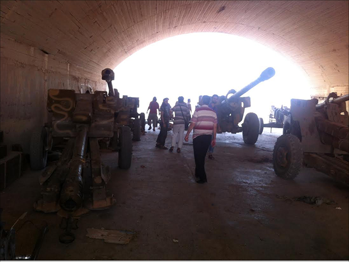 قطع مدفعية استولى عليها تنظيم الدولة الإسلامية في الرقة بسوريا (الجزيرة)