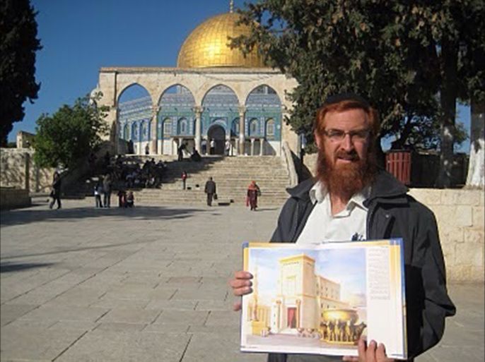 غليك في الحرم القدسي وبحوزته صورة للهيكل المزعوم