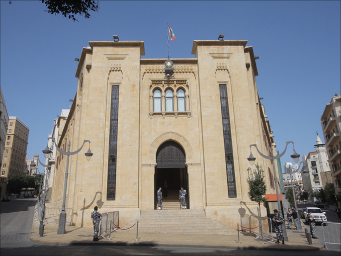 التمديد للبرلمان اللبنانييواجه عوائق دستورية (الجزير)
