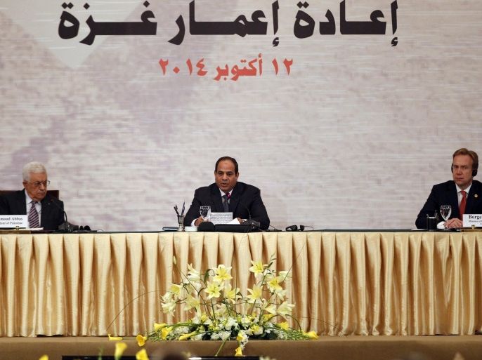 (L-R) Palestinian President Mahmoud Abbas, Egyptian President Abdel Fattah al-Sisi and Norway's Foreign Minister Borge Brende attend a Gaza reconstruction conference in Cairo October 12, 2014. Egypt, which brokered a ceasefire between Israel and the Palestinians in Gaza after a 50-day war, used a reconstruction conference in Cairo on Sunday to call for a wider peace deal based on a 2002 Arab initiative. REUTERS/Mohamed Abd El Ghany (EGYPT - Tags: POLITICS)
