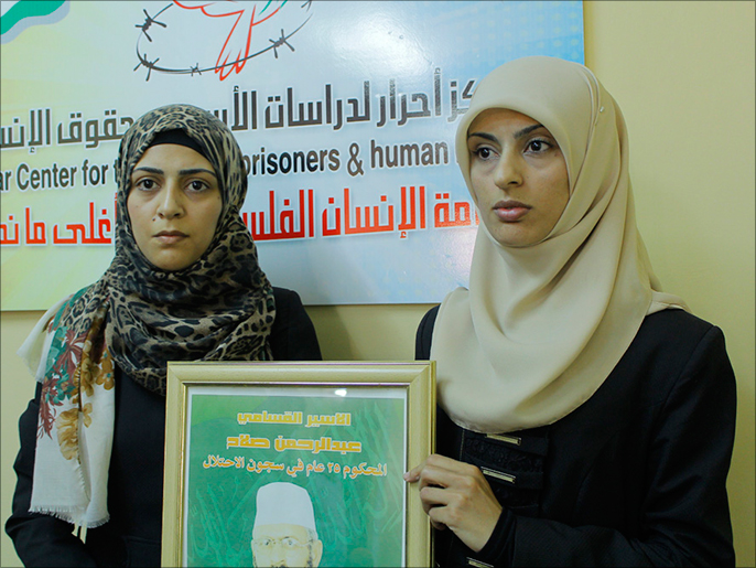 ابنتا الأسير عبد الرحمن صلاحالذي أعيد اعتقاله (الجزيرة)