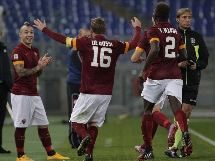 AS Roma's Daniele De Rossi celebrates with his teammates after scoring against Cesena during their Italian Serie A soccer match at the Olympic stadium in Rome October 29, 2014. REUTERS/Max Rossi (ITALY - Tags: SPORT SOCCER)