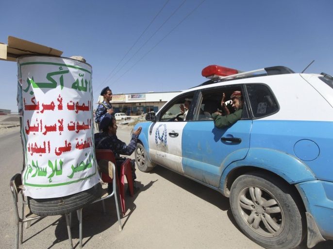 Shi'ite Houthi militants in military uniform man a checkpoint in Sanaa October 16, 2014. The banner reads: "Allah is the greatest. Death to America, death to Israel, a curse on the Jews, victory to Islam". REUTERS/Mohamed al-Sayaghi (YEMEN - Tags: CIVIL UNREST MILITARY)