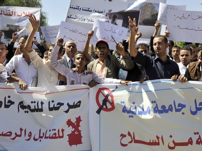 Yemeni protesters shout slogans during a demonstration during a rally attended notably by university professors, students and rights activists against the control by the Shiite Huthi rebel movement of the capital Sanaa on October 29, 2014 at the university campus in Sanaa. Shiite rebels seized Radmah, a city in central Yemen seen as a strategic link to the south, further widening their territory following deadly clashes with tribesmen, security and tribal sources said. AFP PHOTO / MOHAMMED HUWAIS