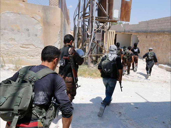 مقاتلوا الجيش الحر أثناء تنقلهم بين نقاط الرباط في حندرات