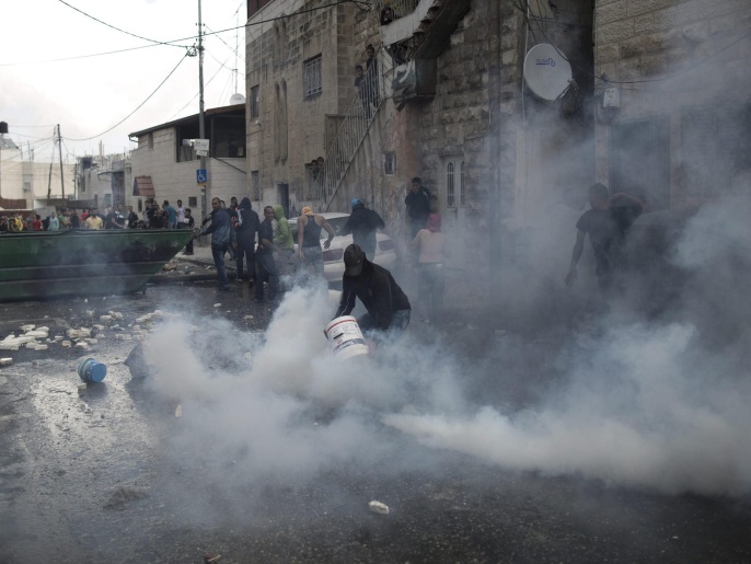 شبان فلسطينيون يتصدون لقوات الاحتلالفي القدس بعد إغلاق الأقصى (الأوروبية)